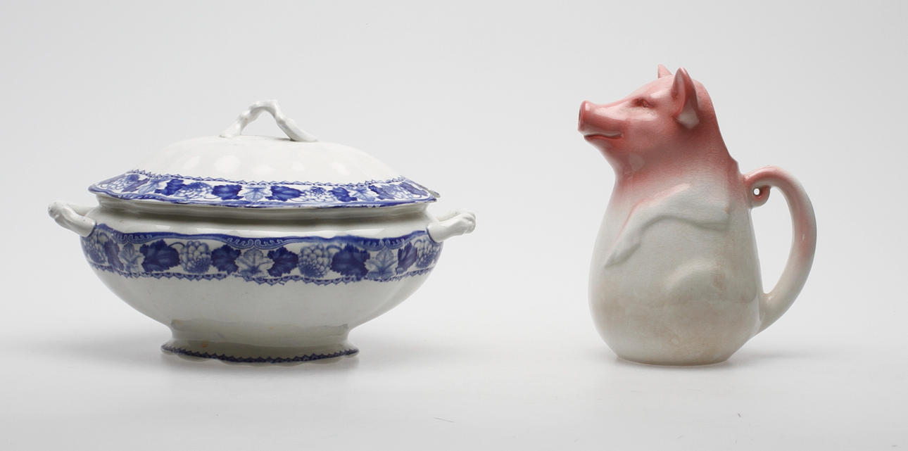 FINTGODSFÖREMÅL, 2 delar, KANNA, Rörstrand och SOPPTERRIN, "Dahlia", Rörstrand.