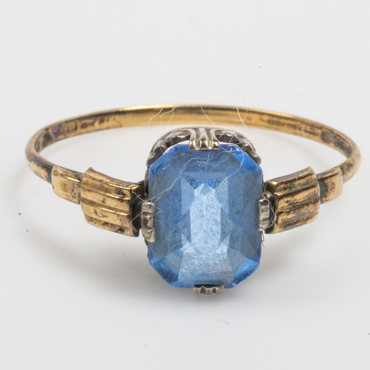 RING, 18 Karat Gold mit blauem Stein.