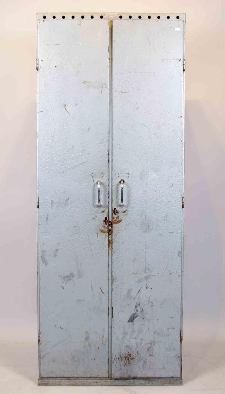 MILITÄRT PLÅTSKÅP.