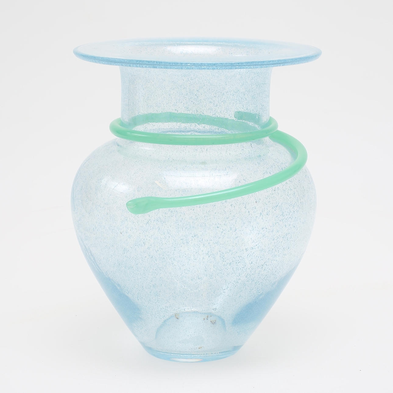 MONICA BACKSTRÖM. Vas, glas, Kosta Boda, signerad.