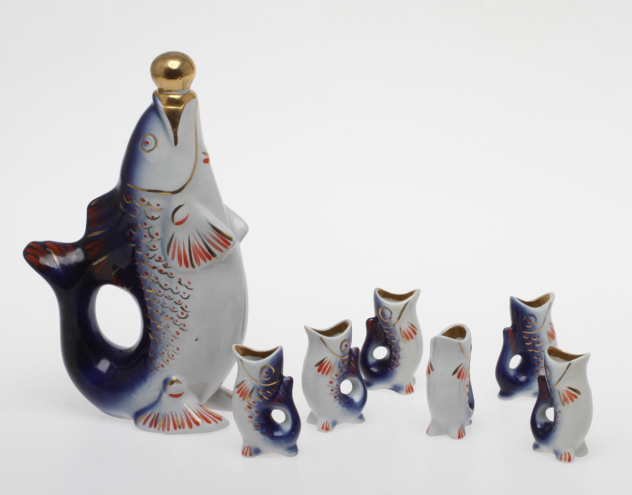 KARAFF MED 6 ST MUGGAR, porslin, i form av fiskar, Polen, 1900-tal.