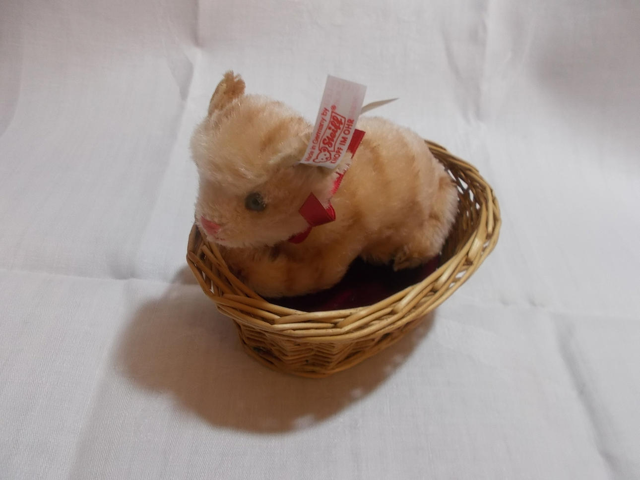 STEIFF MINIATUR KATZE MIT KORB UND KISSEN.