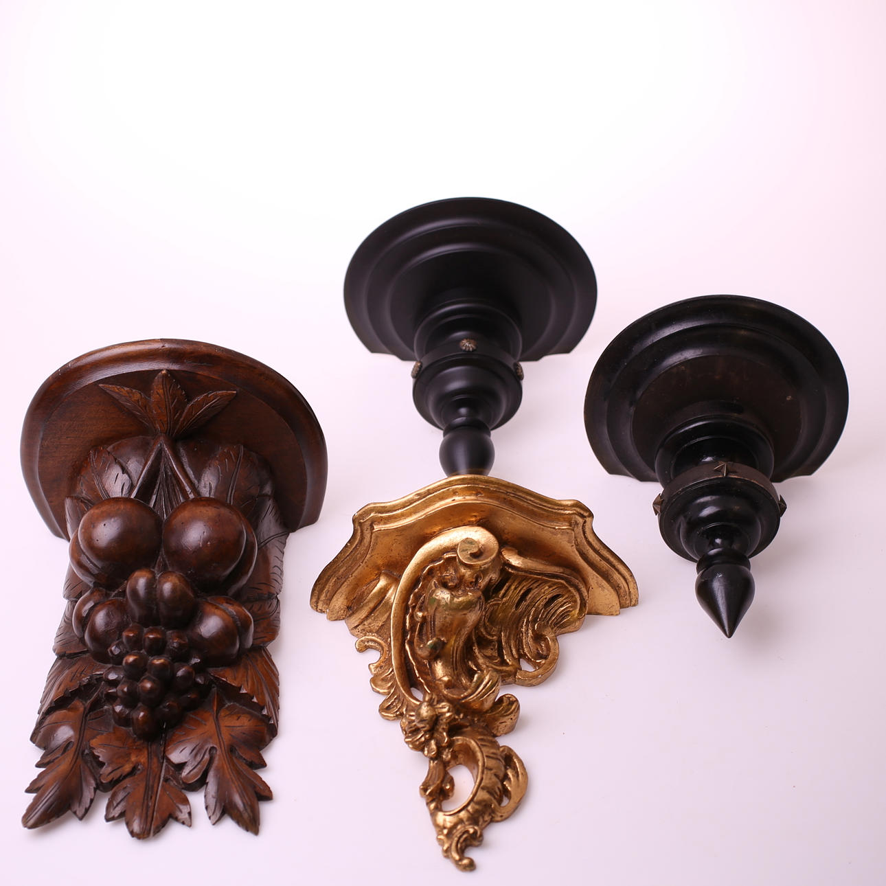 VÄGGKONSOLHYLLOR, 4 st, trä / gips, 1900-tal.