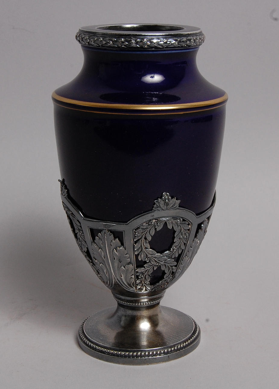 URNA, porslin, nysilverdekor, 1900-tal.