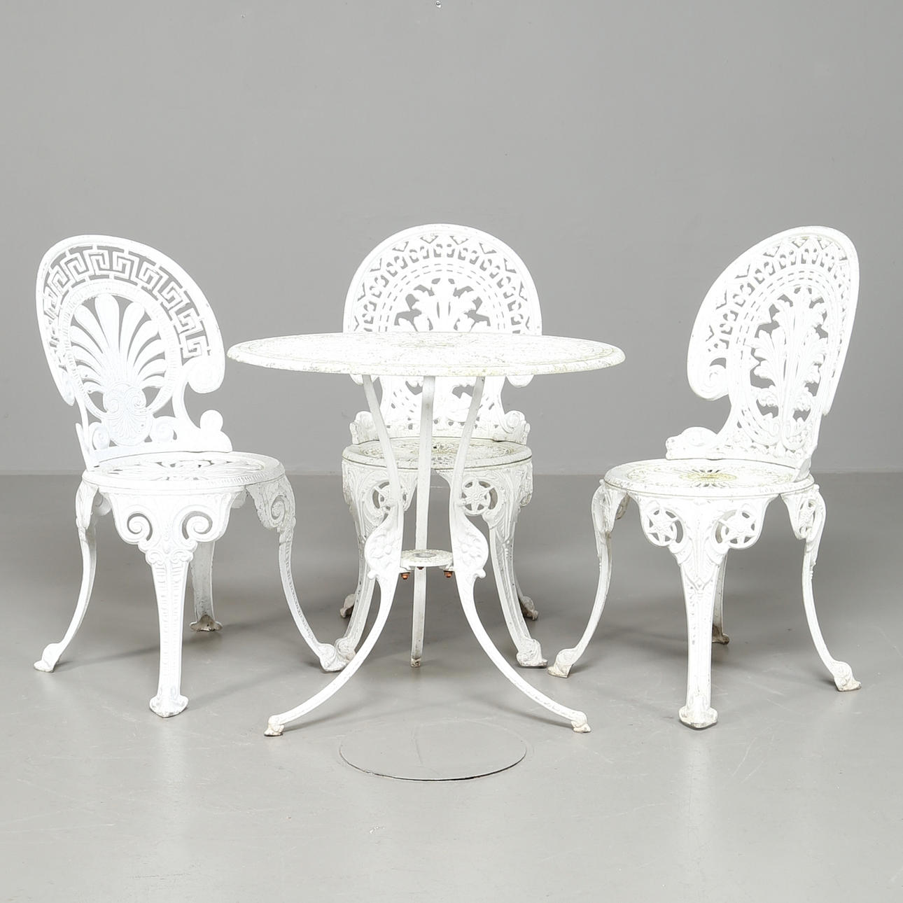 TRÄDGÅRDSMÖBLEMANG, bemålat gjutjärn, 4 delar, 1900-tal.