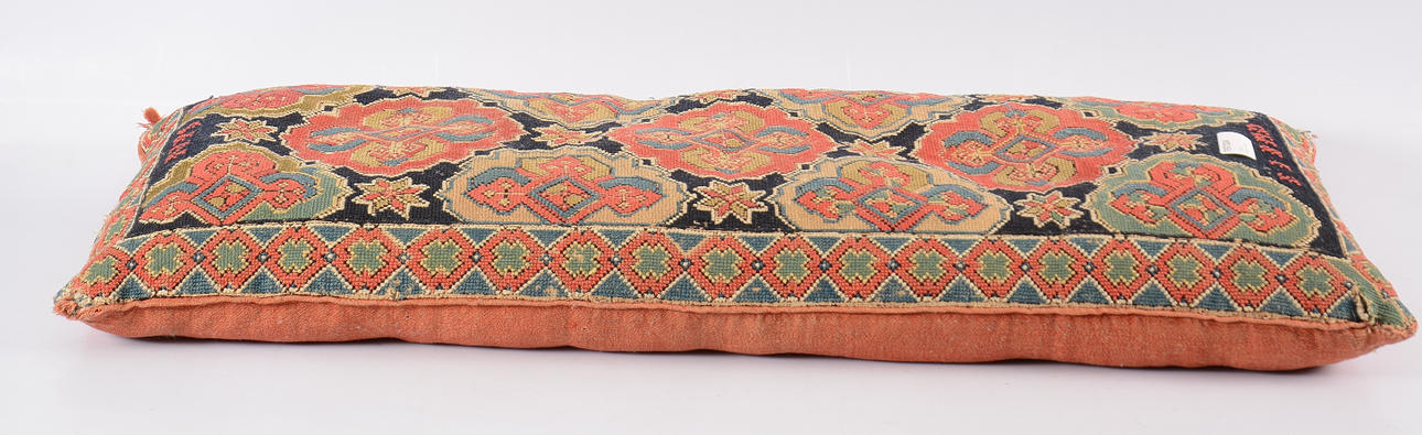 KUDDE, broderad, 1900-tal.