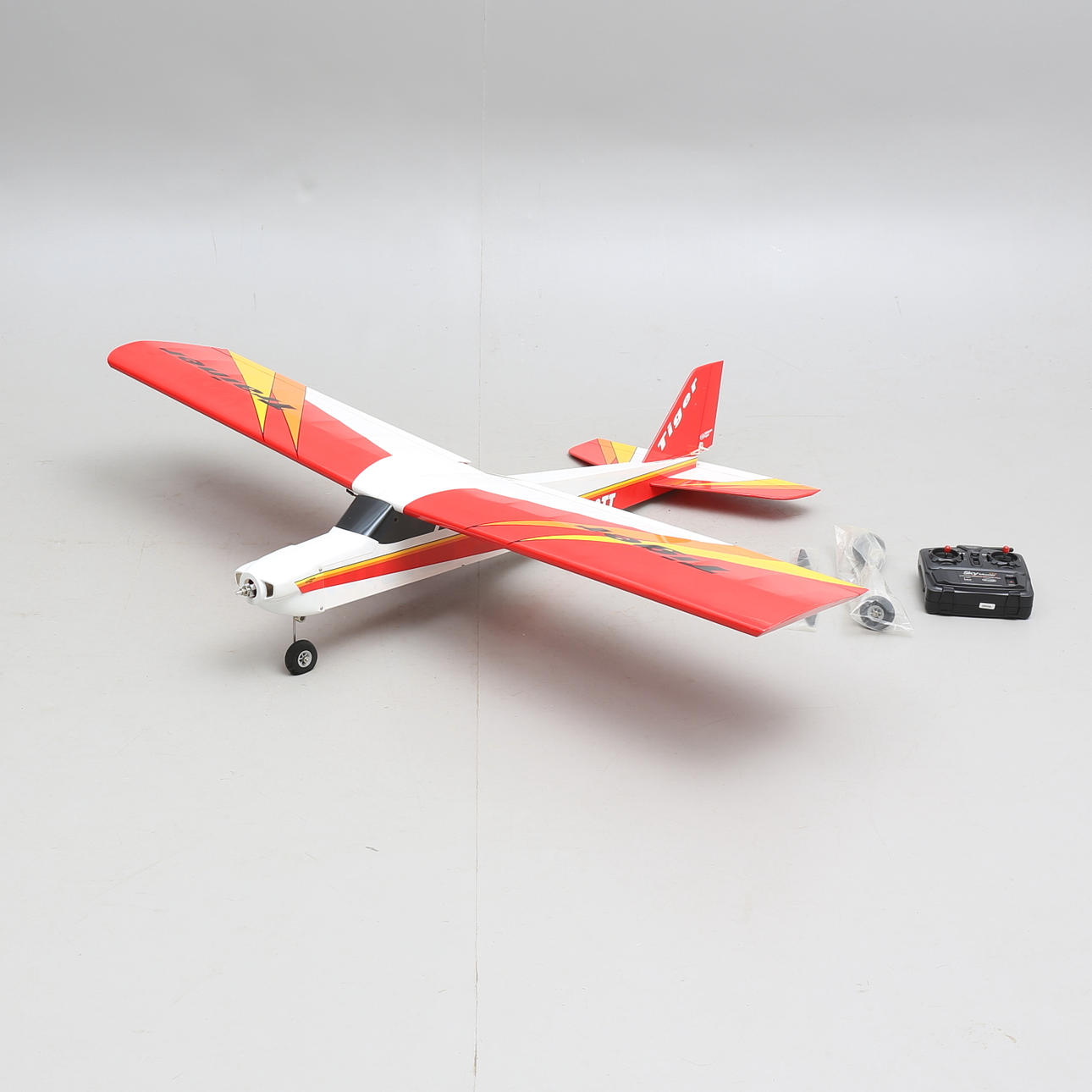MODEL PLANE, Thunder Tiger Trainer, N40TT.