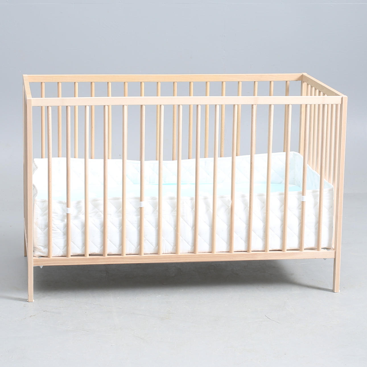 SPJÄLSÄNG, madrass, spjälskydd.