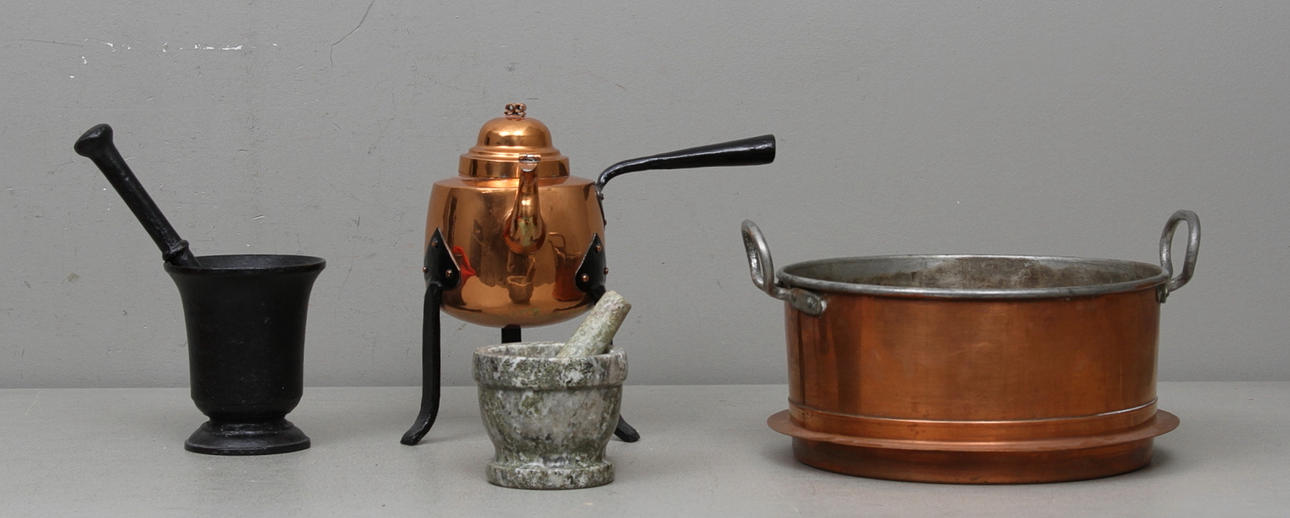 MORTLAR MED STÖT, 2 st, gjutjärn och marmor och, KASTRULL och KAFFEPETTER, koppar.