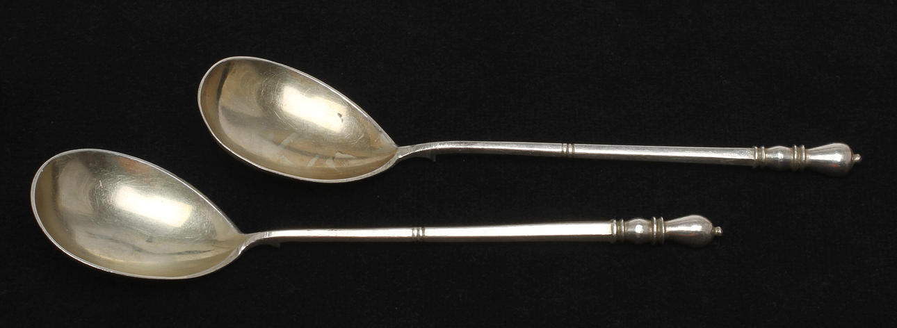 SKEDAR, 1 par, silver, stmpl möjligen Stephan Levin Moskva, 1800-talets andra hälft. Vikt ca 67 gram.