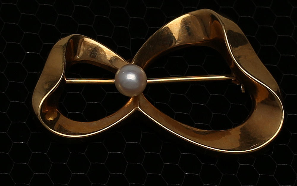 BROSCH MED ODLAD PÄRLA, 18K, Gustav Dahlgren & Co, Malmö, otydlig årtals stämpel.