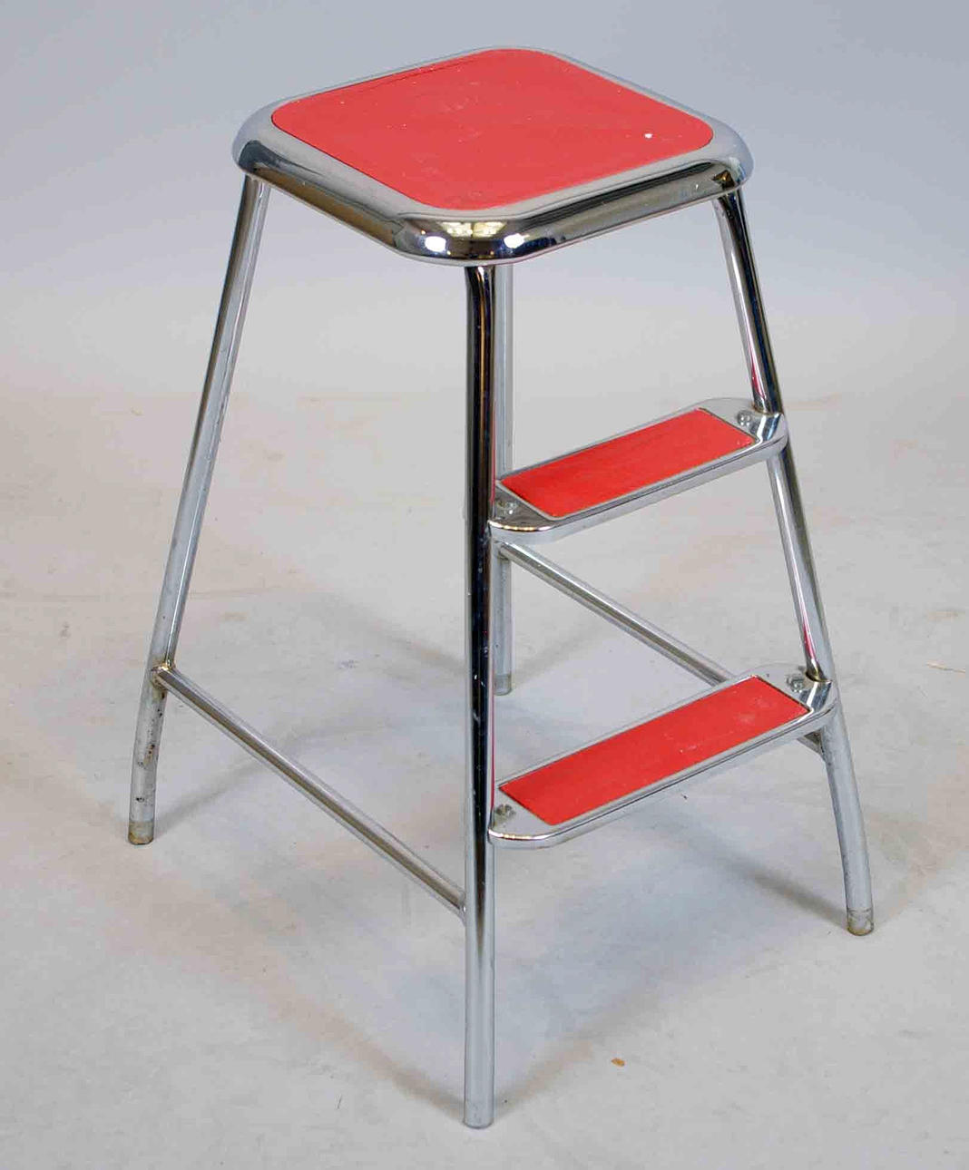 TRAPPALL, röda fotsteg, metall.