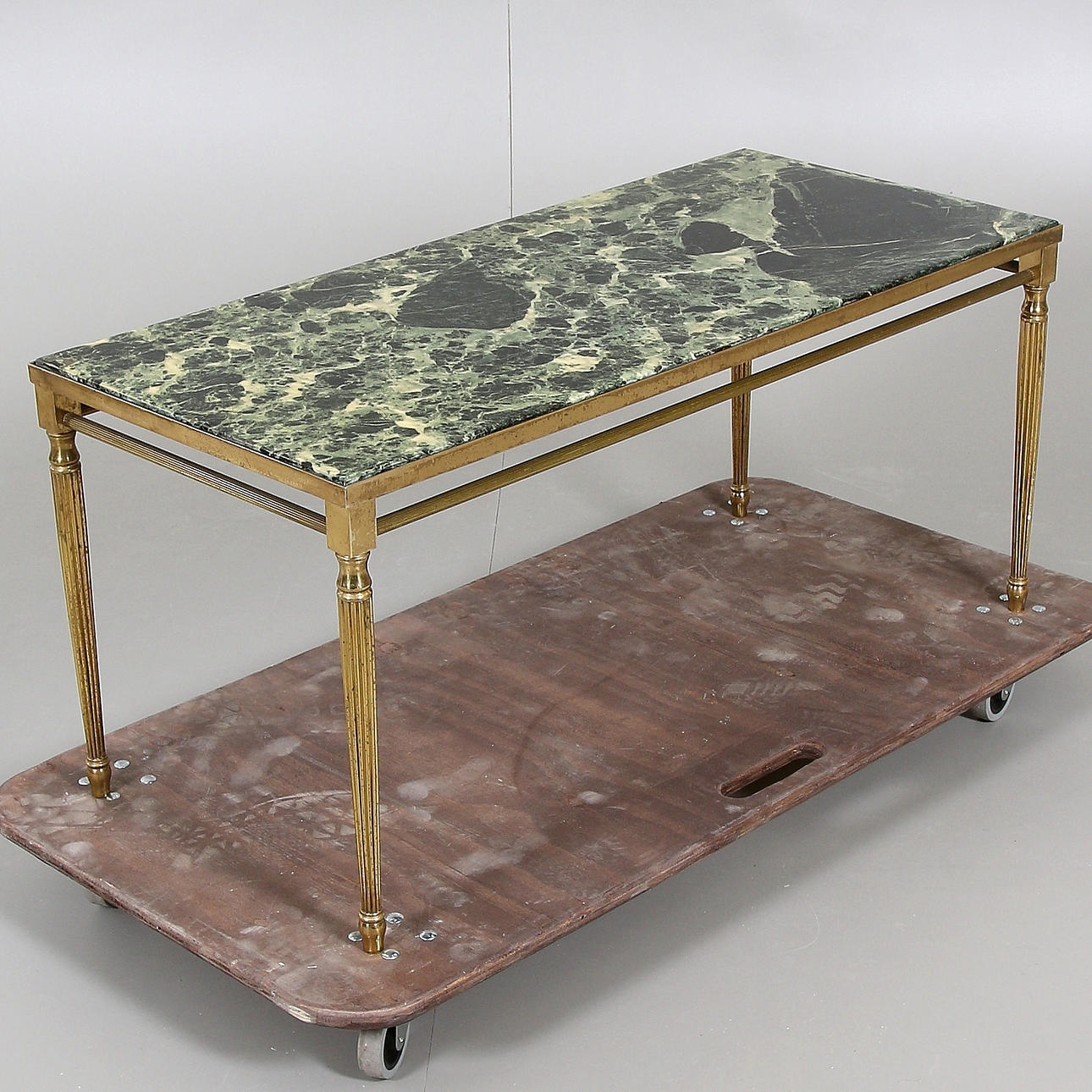 COUCHTISCH, Messing, Marmor, zweite Hälfte des 20. Jahrhunderts.