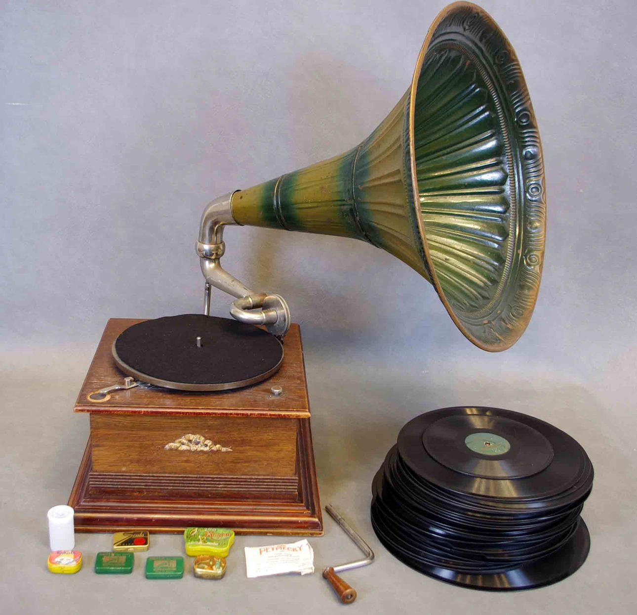 TRATTGRAMMOFON med stenkakor.