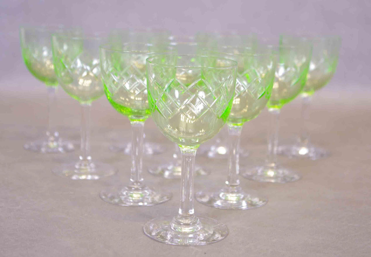 SHERRYGLAS, grönvita med rutslipning.