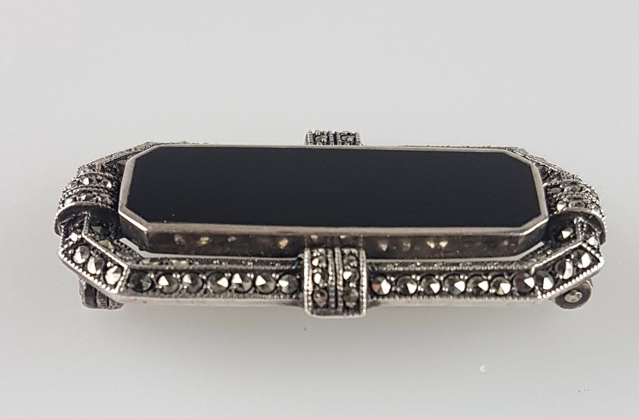 ONYX BROOCH.