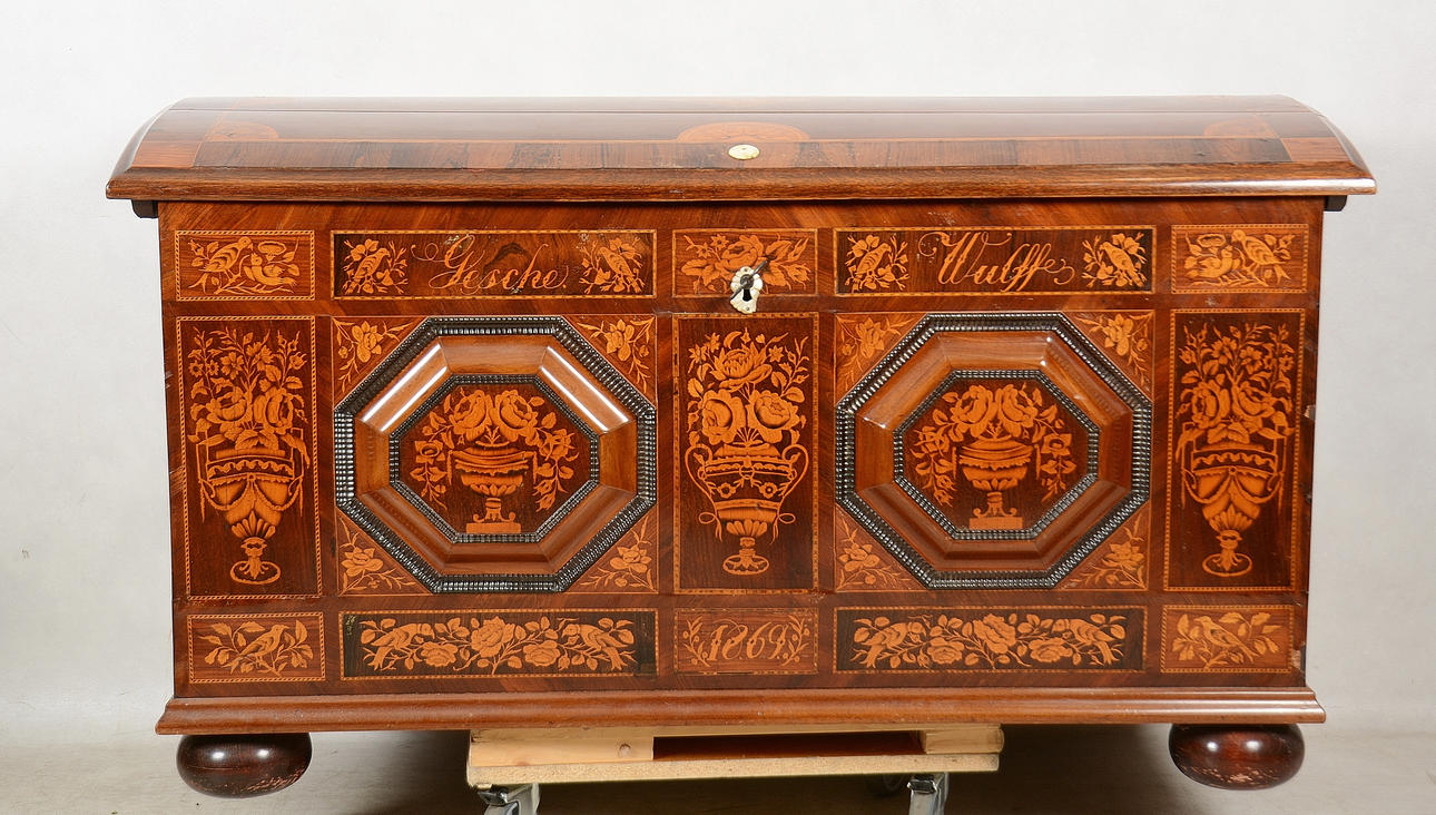 ATAÚD, con marquetería, siglo XIX.