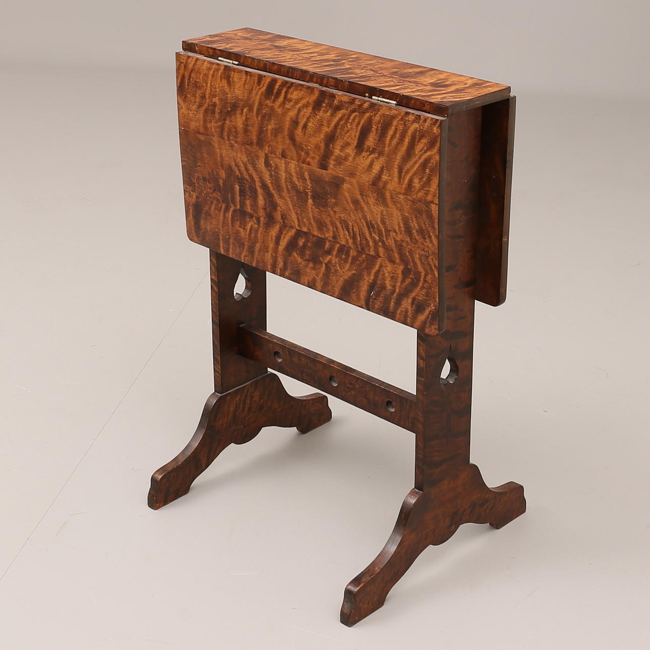 KLAFFBORD, flammig björk, 1900-tal.