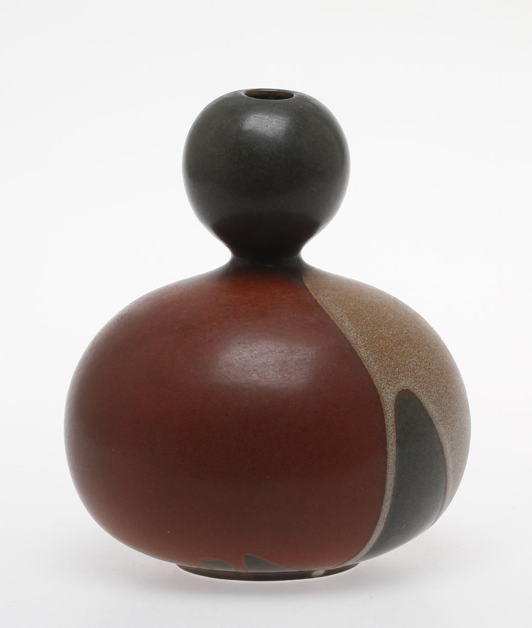 stengods, Paul Hoff, Gustavsberg, numrerad 44/150 och daterad 1989.