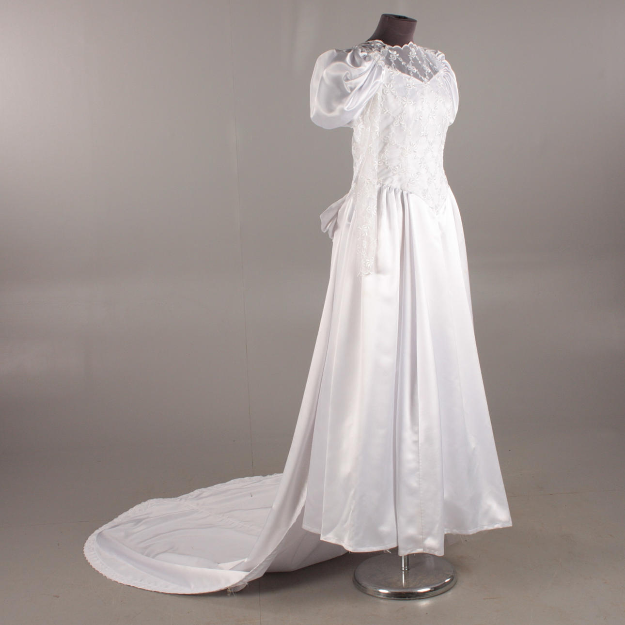 BRUDKLÄNNING med SLÄP.