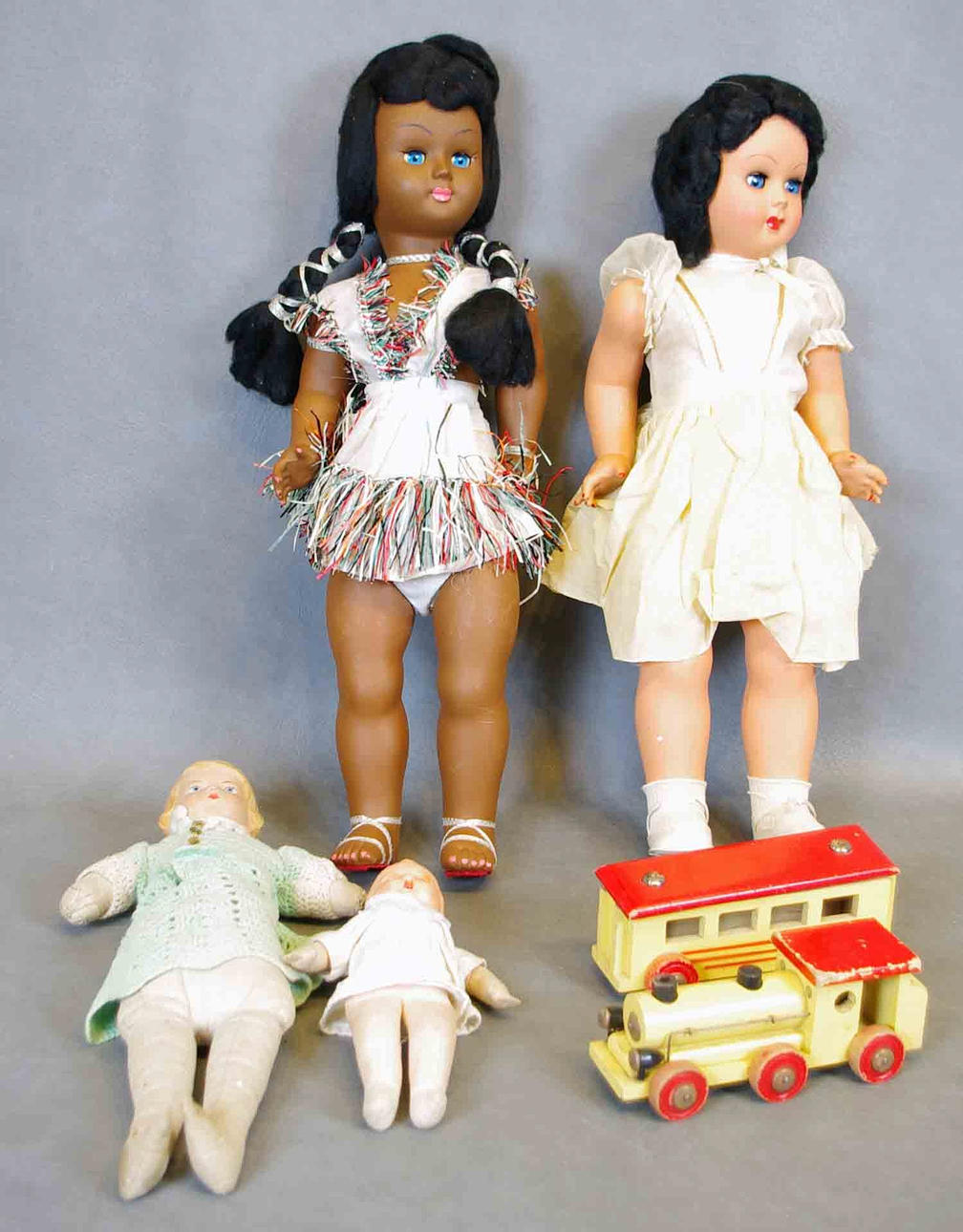 4 DOLLS AND TRAINS.