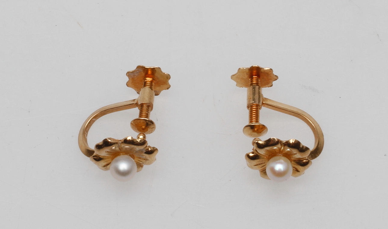 ÖRHÄNGEN, ett par, guld 18k med pärlor, Alton Guldvaru Ab, Falköping 1965, tot. vikt ca 1,6 gram.