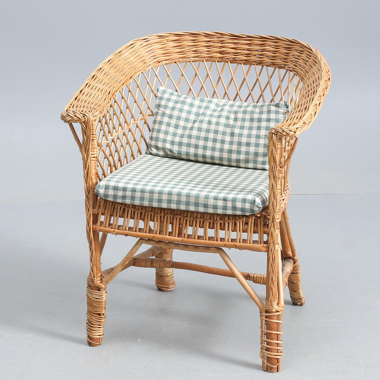 KORGSTOL, klädd dyna och kudde.