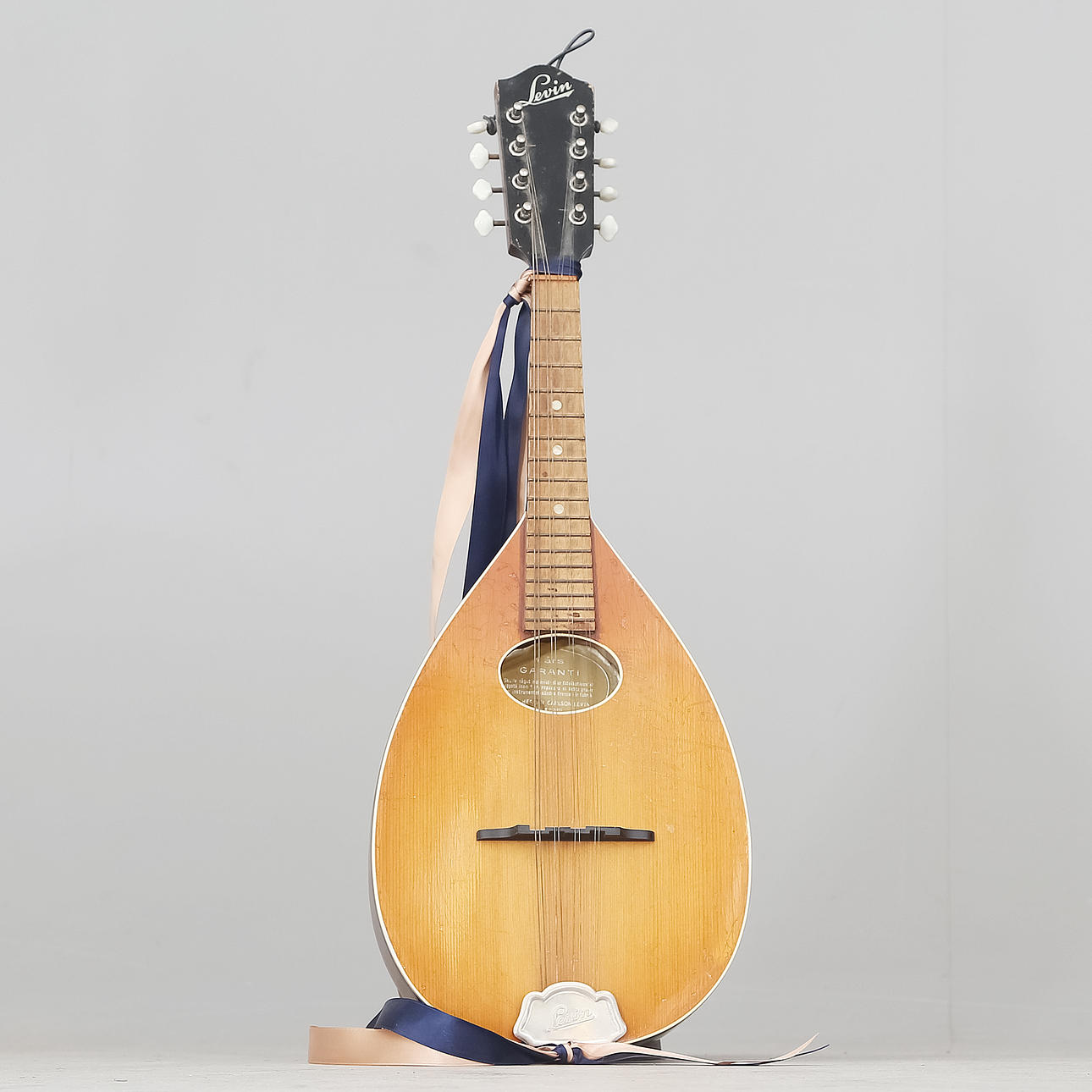 MANDOLIN, Levin.