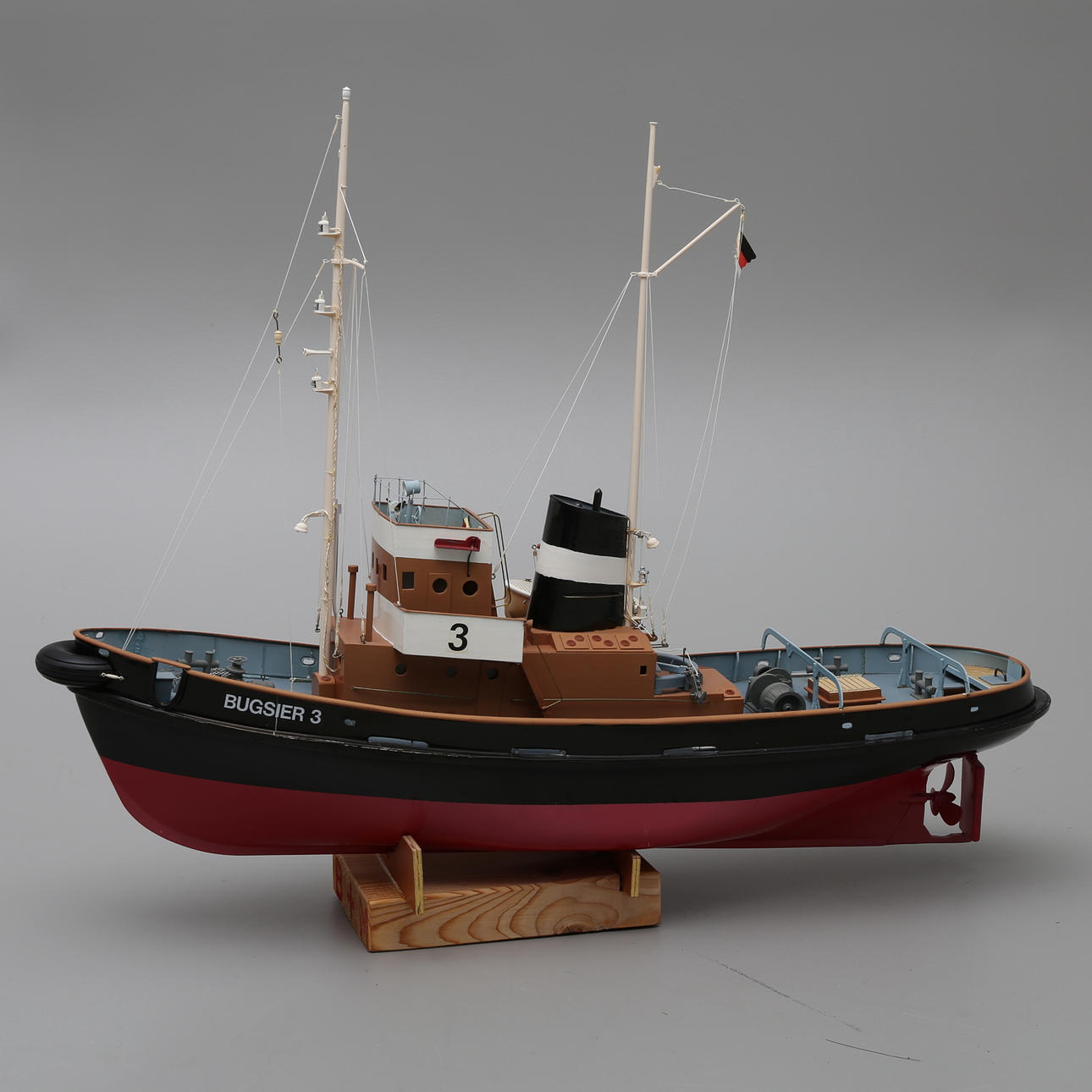 SCHIFFSMODELL Schlepper "Bugsier 3 Hamburg", Kunststoff mit modellierten Holzdetails.