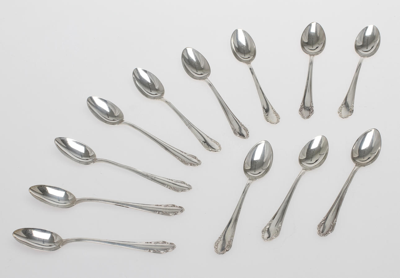 KAFFESKEDAR, 12 st, silver, modell "Haga", mestadels Skandia. Tot vikt 130 gram.