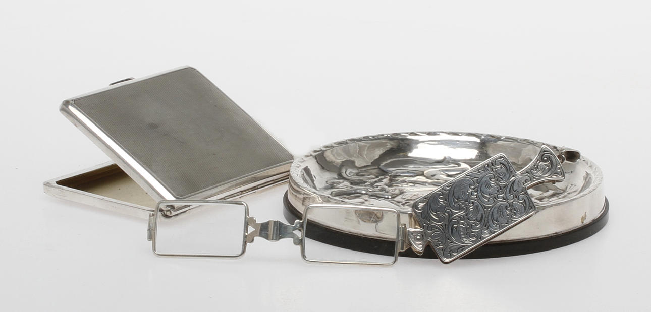 PARTI SILVER, 3 delar, bland annat lornjett i form av hänge. 1900-tal. Tot vikt ca 222 gram.