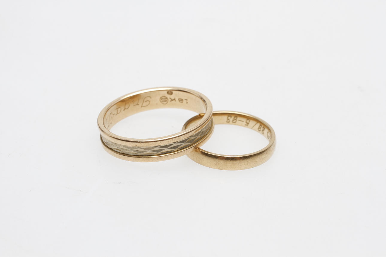 RINGAR, 2 st, 18k guld, vikt ca 7,8 gr.