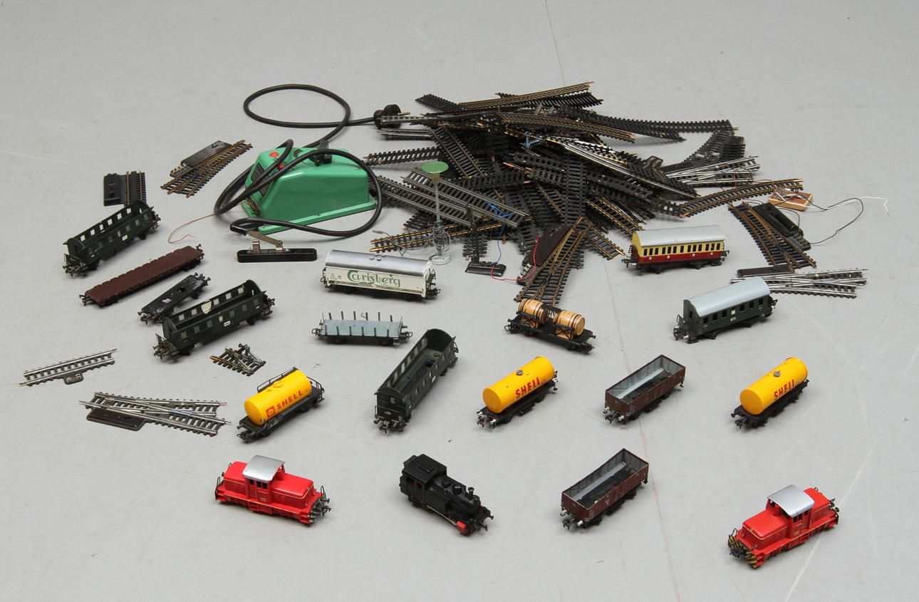 MODELLTÅG FLEISCHMANN 2 diesellok 1306, 10 vagnar med mera. MÄRKLIN ånglok och 4 vagnar.