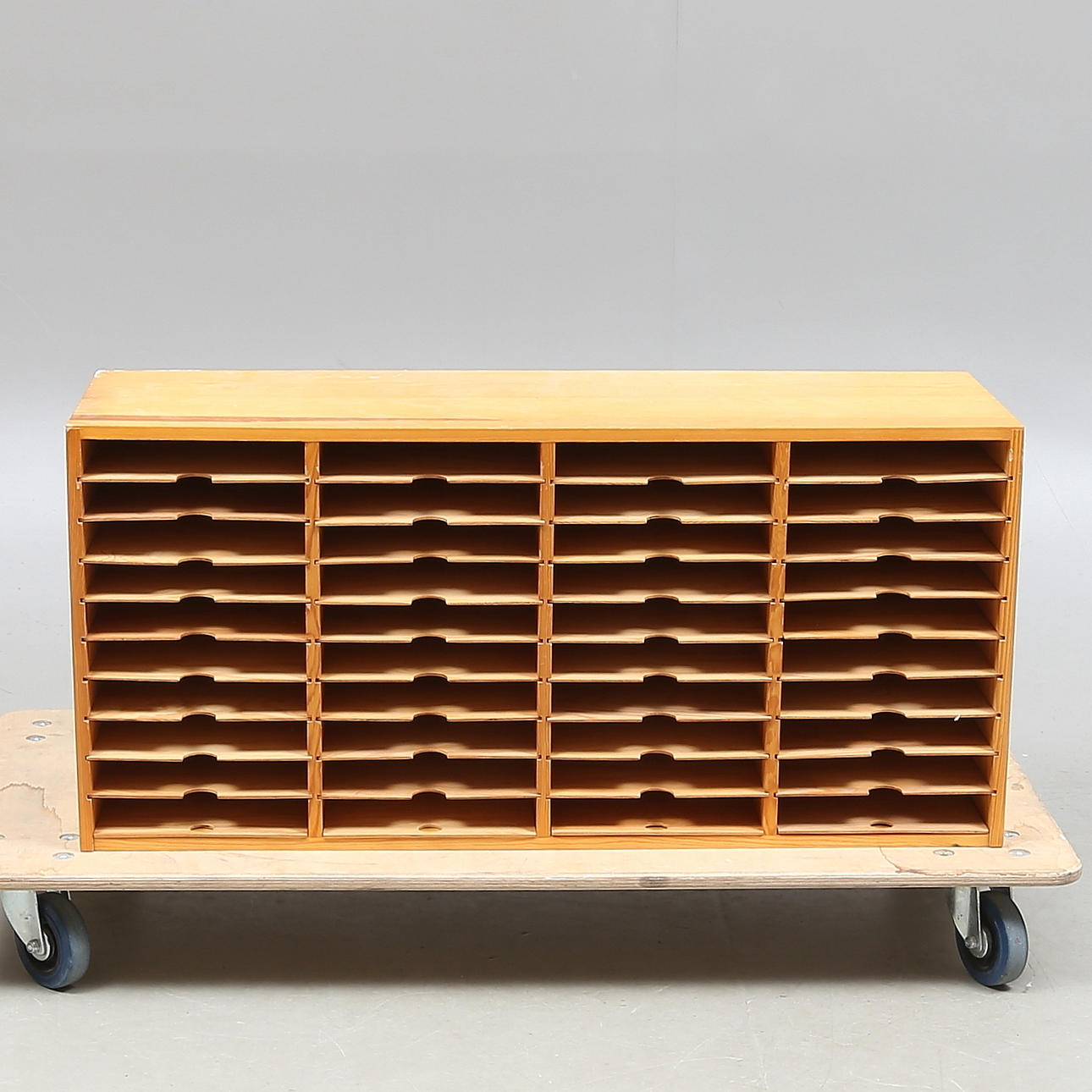 POSTSORTIERSCHRANK, Holz, 1900er Jahre.