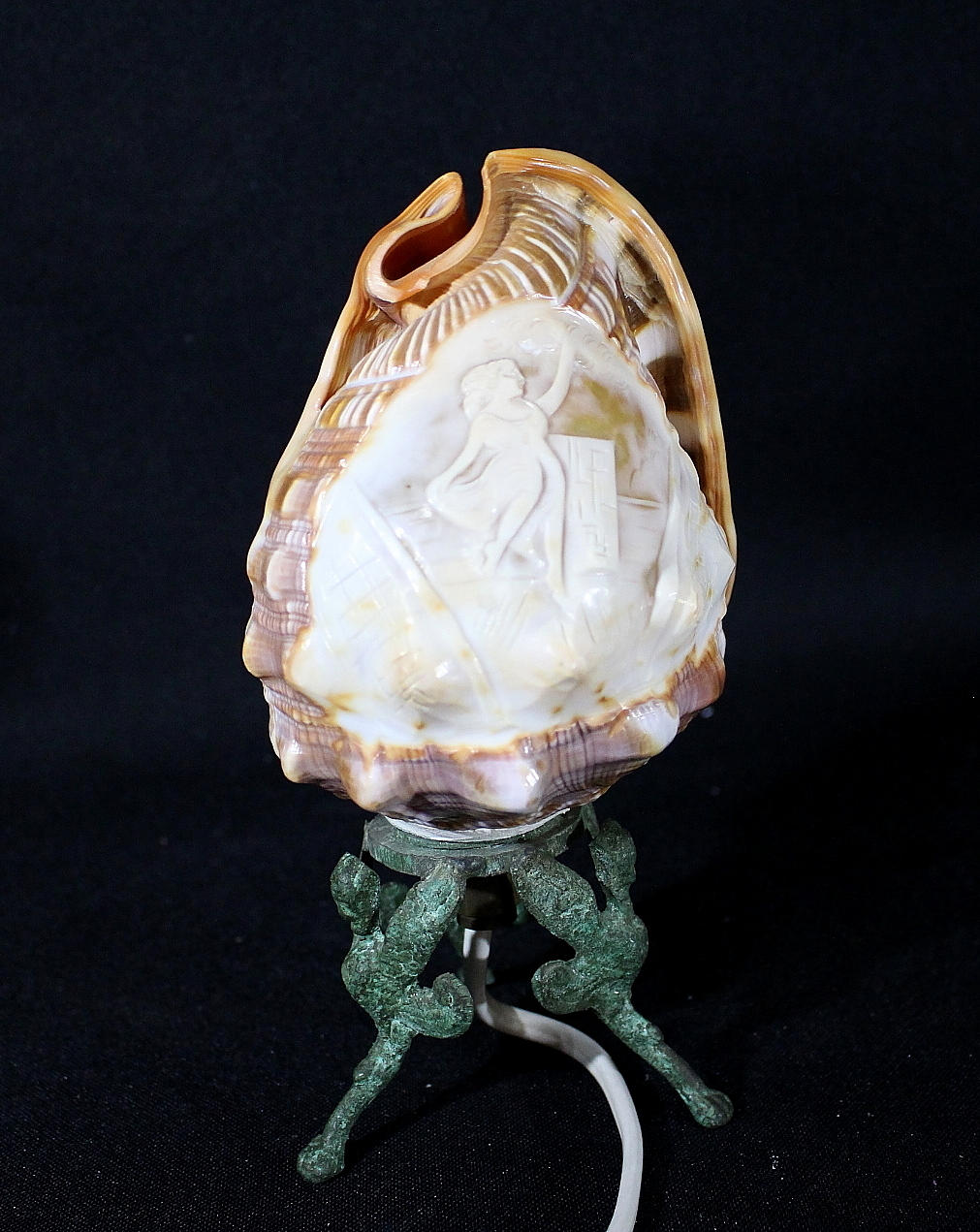 LAMPA, utskuren snäcka.