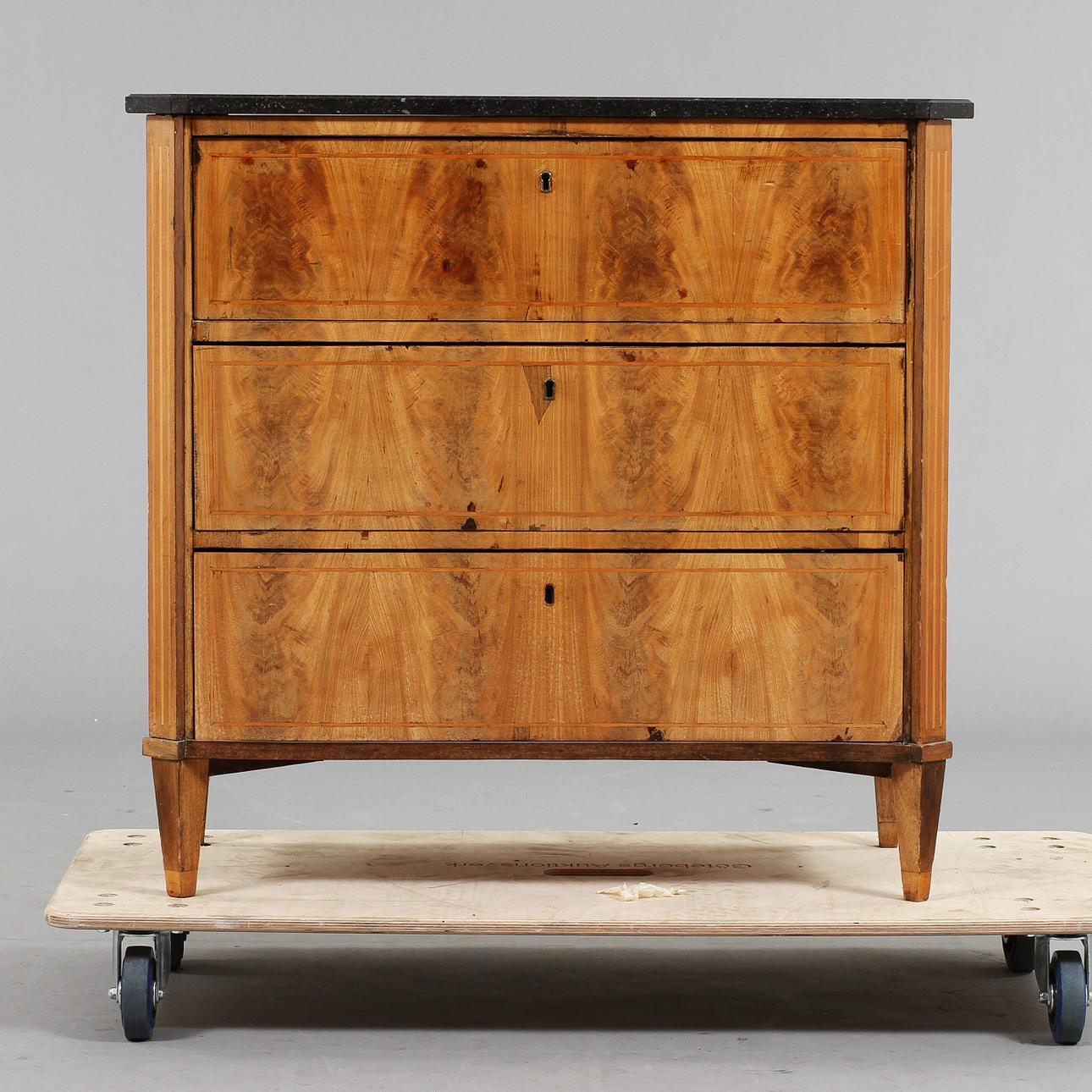 BYRÅ, gustaviansk stil.