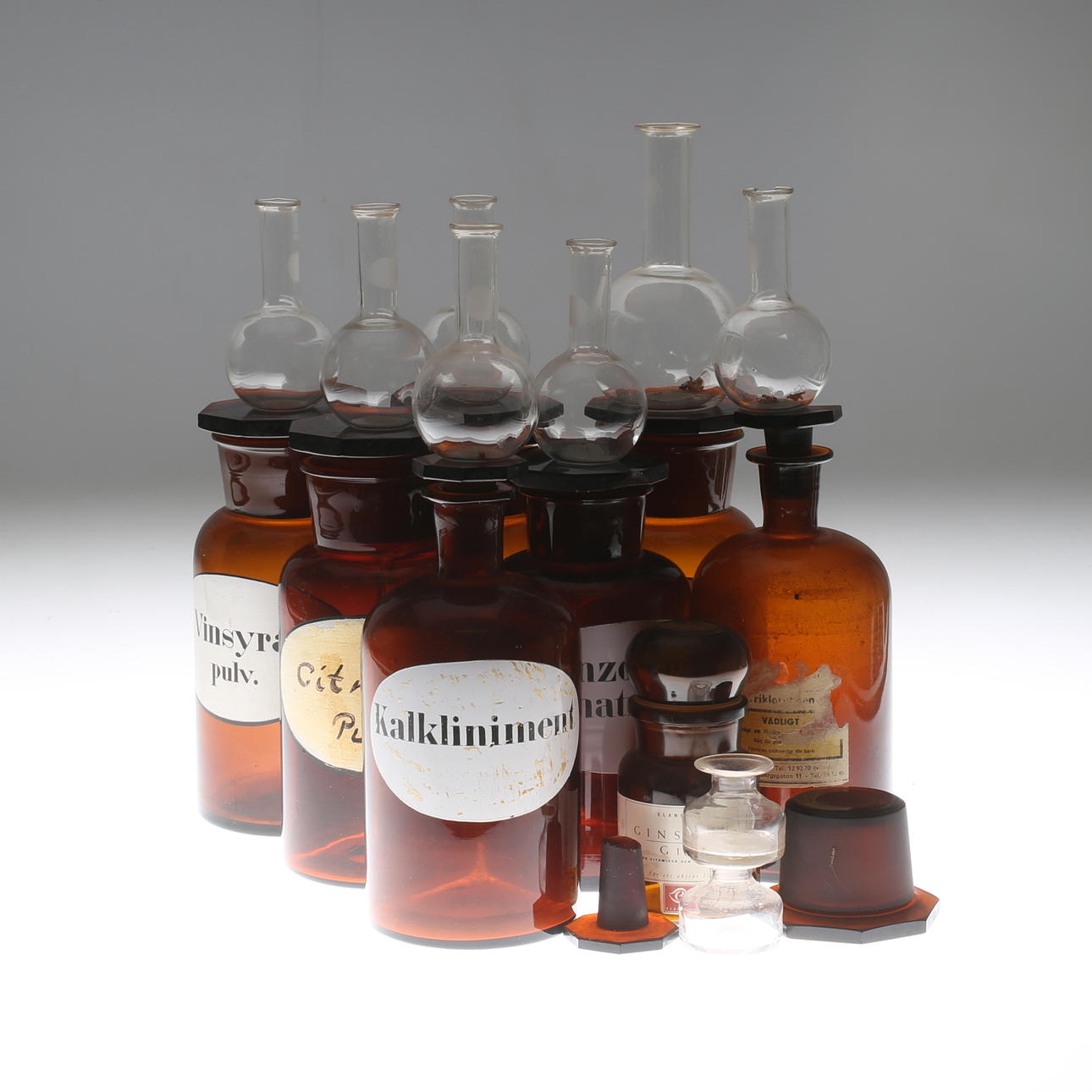 FLASKOR OCH BURKAR, bland annat för medicin.
