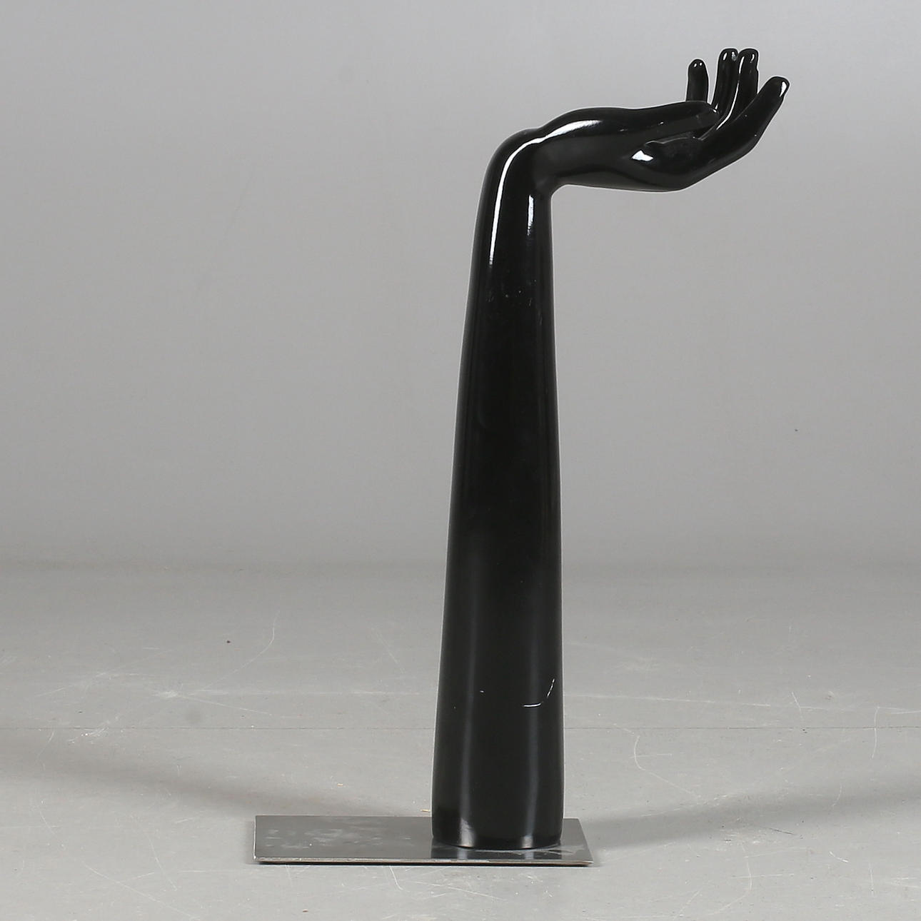 SCHMUCKAUFHÄNGER, Plastilin, in Form einer Hand, zeitgenössisch.