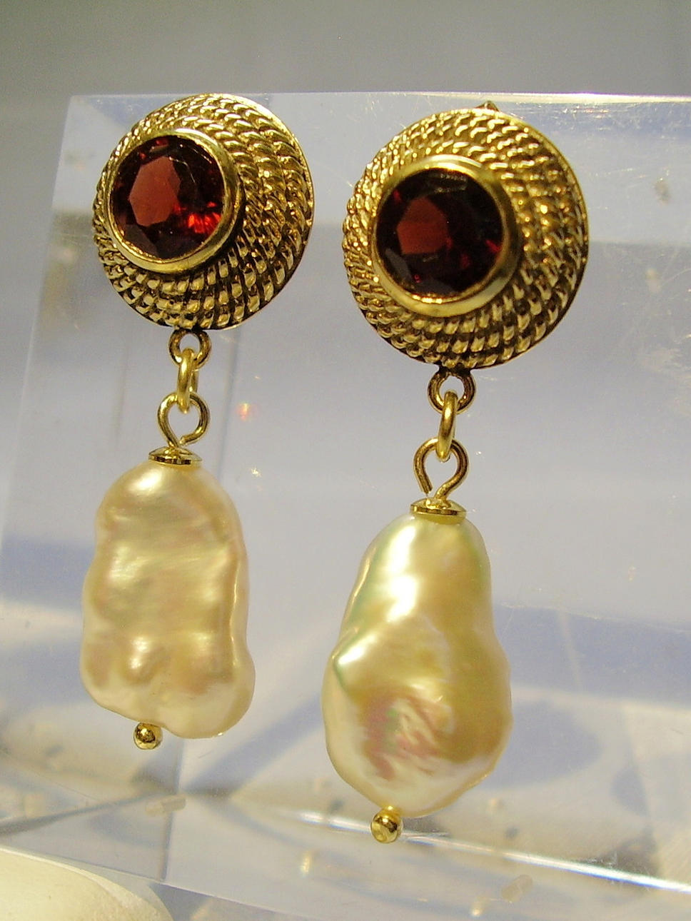 OHRSTECKER GRANAT UND KESHI-PERLE SELTEN.