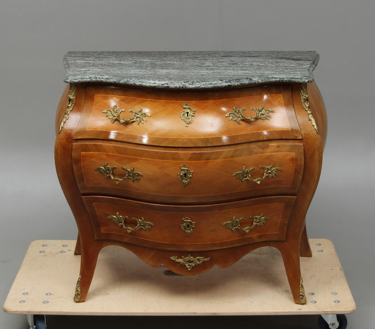 BYRÅ, med stenskiva, rokokostil, 1900-tal.