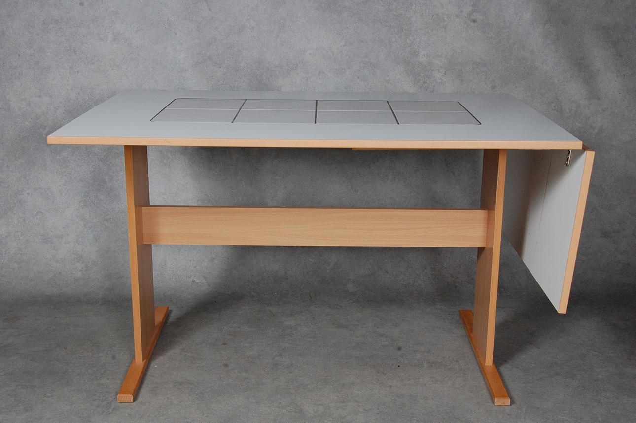 MATBORD, med keramikplattor i skivan, Danmark.