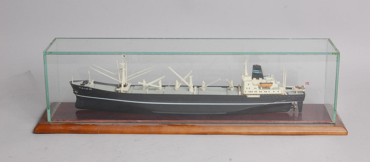 FARTYGSMODELL," Taiko Tönsberg ", i monter.