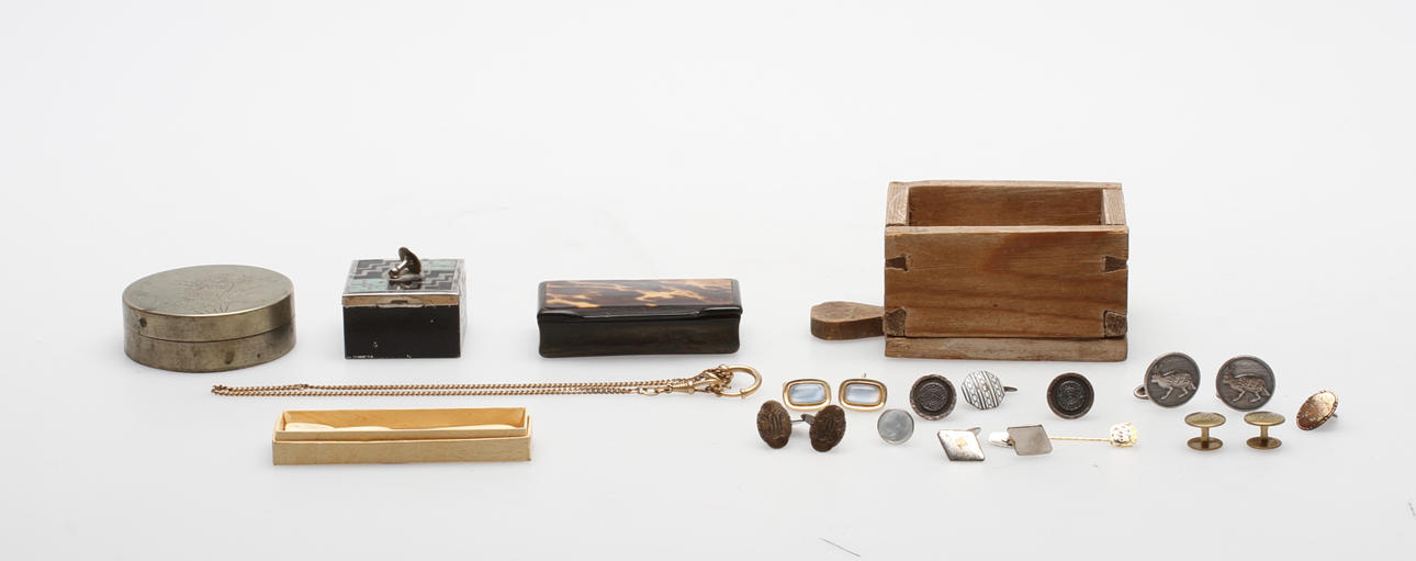 DIVERSE, bl.a. manschettknappar i silver samt DOSOR, 3 st, en möljigtvis sköldpadda.