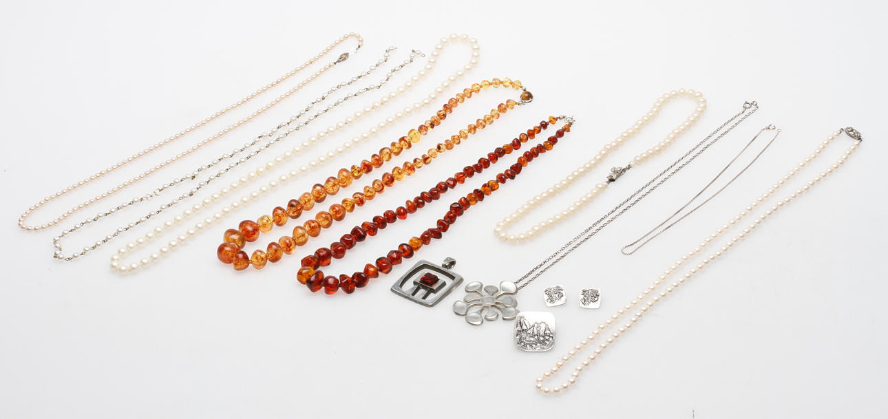 BIJOUTERIER. bland annat pärlhalsband.