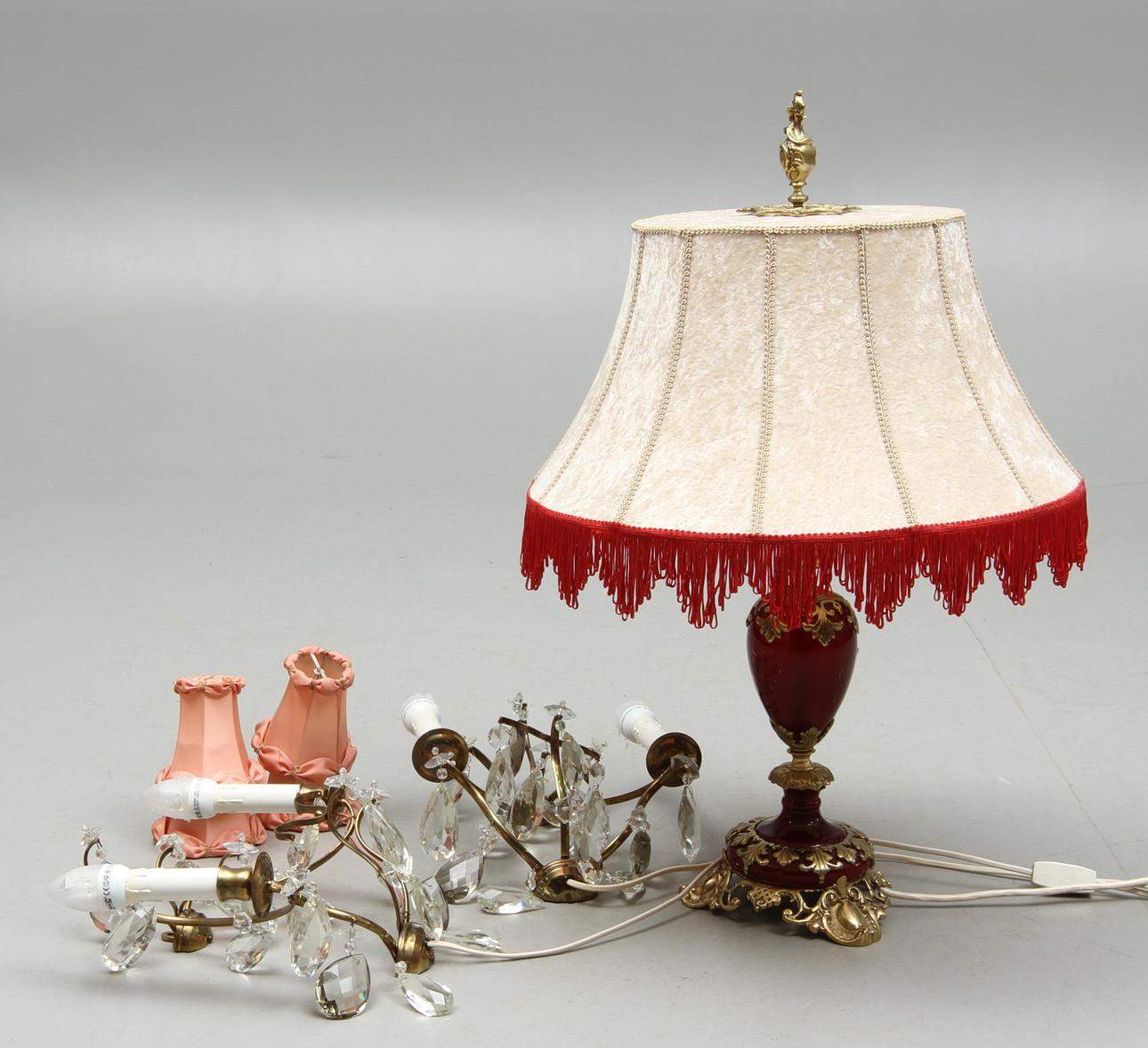 VÄGGLYSTRAR, 1 par, med två ljusarmar vardera, BORDSLAMPA, 1900-tal.