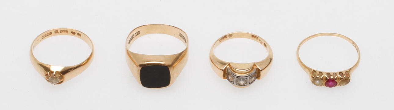 RINGAR, 4 st, 18k guld, vikt totalt ca 12,2 gram.