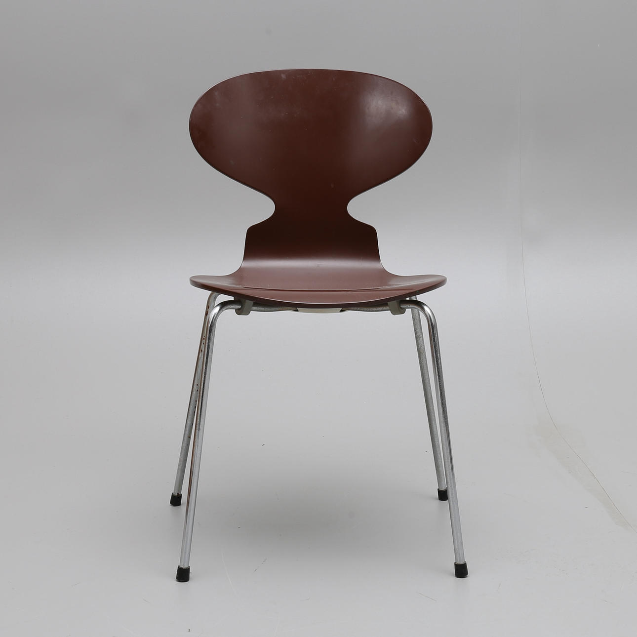 ARNE JACOBSEN, Stuhl, „Die Ameise“.