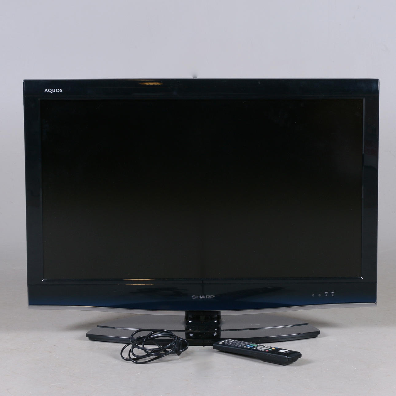 Televisor, 32", Sharp Aquos LCD Modelo LC-32DH77S, contemporáneo.