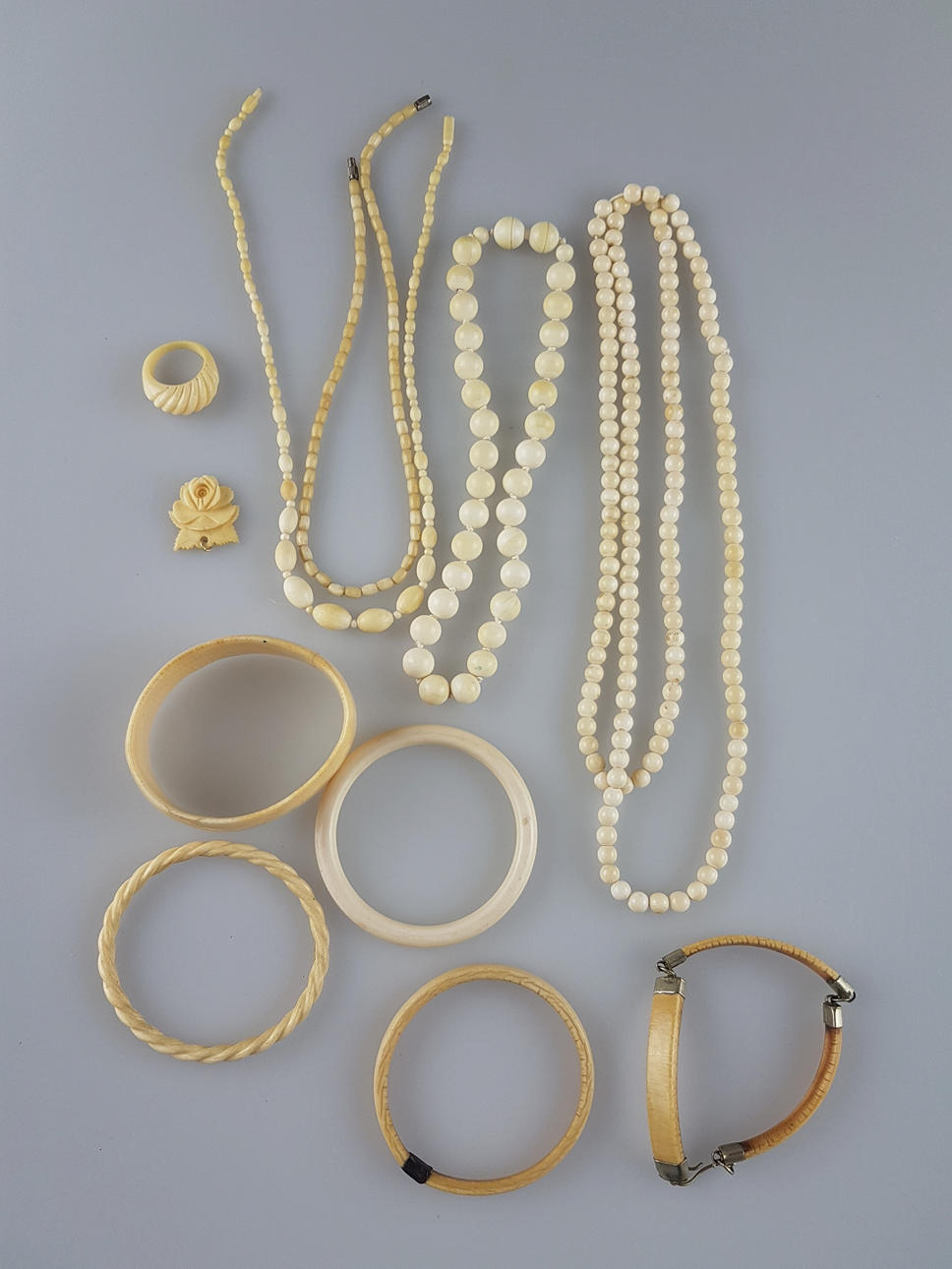 KONVOLUT ELFENBEINSCHMUCK - 11-teilig.