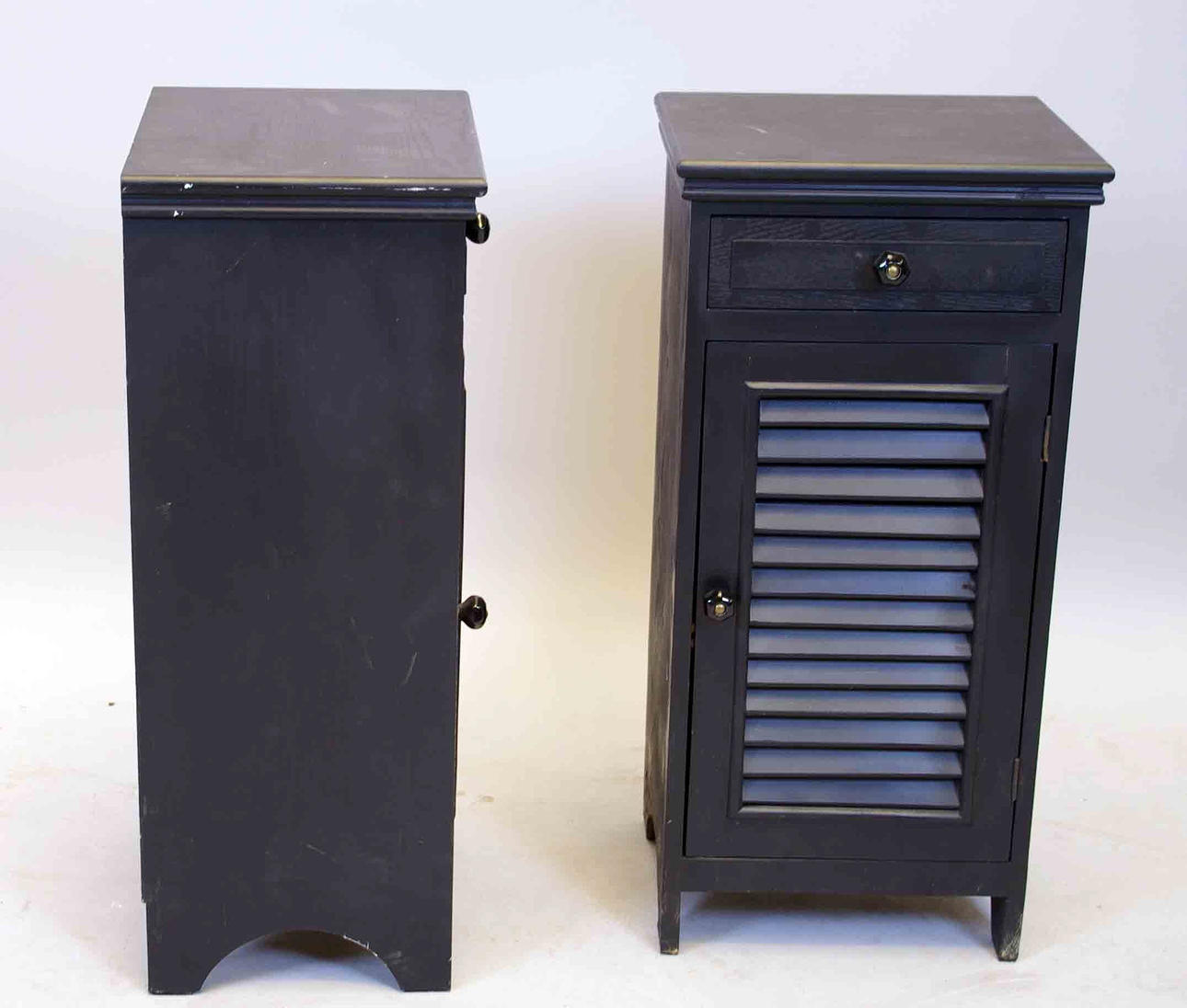 1 PAR POTTSKÅP, svartmålade.